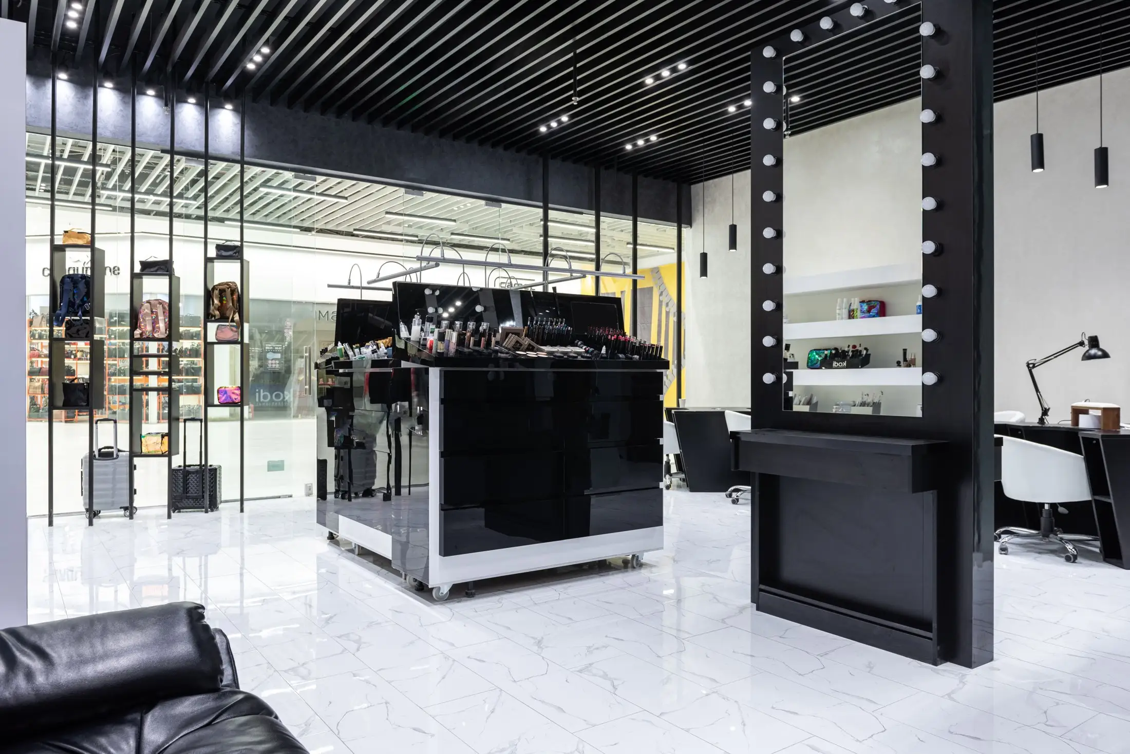 Intérieur de boutique aux sols clairs et vitrines