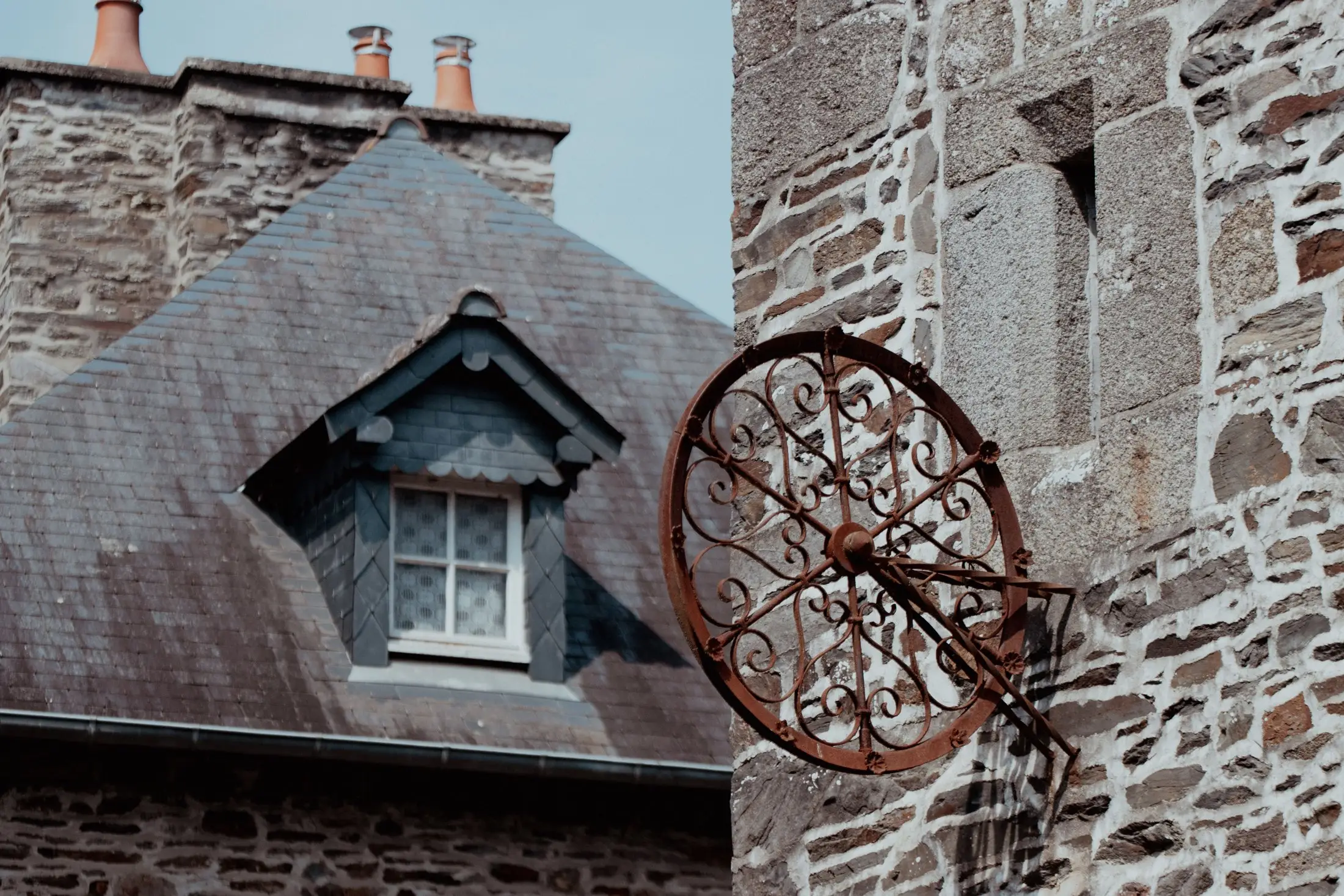 Toit en ardoise avec lucarne sur une maison bretonne en pierre